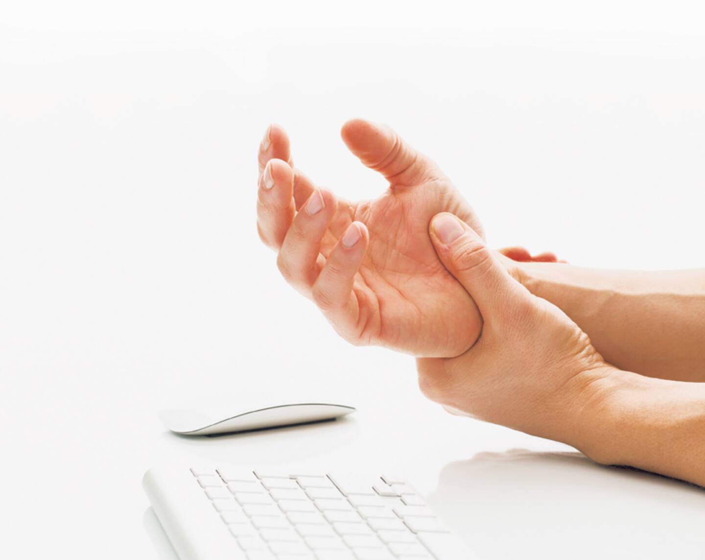 Начинает трястись рука что это. Про докторов нас рекомендуют. Тремор рук. Дрожат руки. Начинает трястись рука что это.